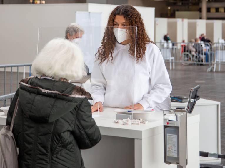 Ein Mitarbeiter einer Hilfsorganisation